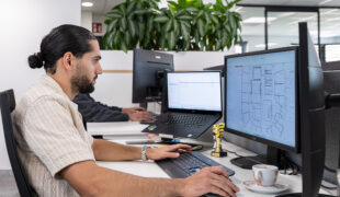 Eren achter computer